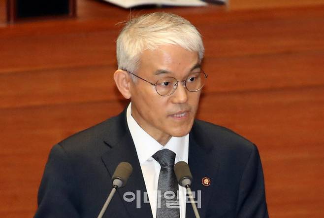 천대엽 법원행정처 처장이 지난 9일 오후 서울 여의도 국회에서 열린 제420회국회(임시회) 제5차 본회의에서 한정애 더불어민주당 의원의 윤석열 대통령 위헌적 비상계엄 선포 내란혐의 및 제주항공 여객기 참사 진상규명 관련 긴급현안질문에 답변하고 있다. (사진=이데일리 방인권 기자)