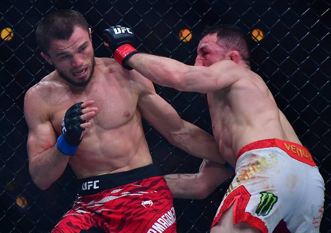 UFC 밴텀급 챔피언 메랍 드발리쉬빌리(오른쪽)가 도전자 우마르 누르마고메도프를 몰아붙이고 있다. 사진=AFPBBNews