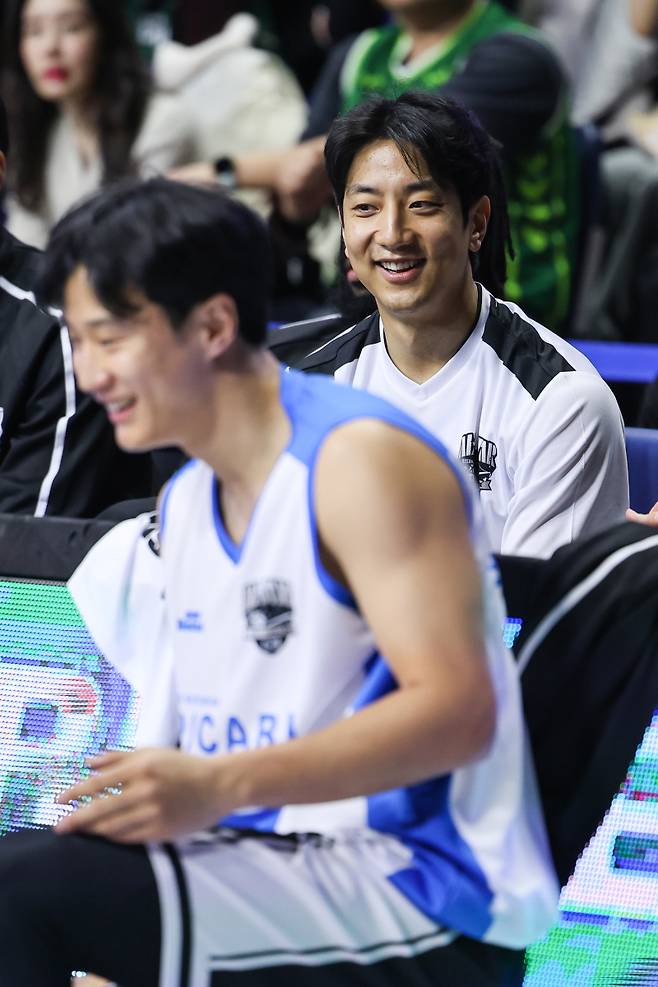 19일 사직실내체육관에서 열린 2024~25 KCC 프로농구 올스타전. KT 허훈(뒤)이 KCC 허웅의 3점슛 콘테스트 예선을 지켜보고 있다. 사진=KBL