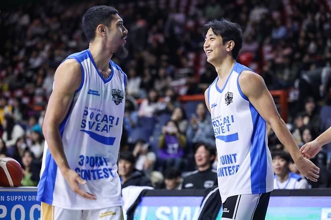 19일 사직실내체육관에서 열린 2024~25 KCC 프로농구 올스타전. 3점슛 콘테스트 예선에 나선 DB 알바노(왼쪽)와 KT 허훈의 모습. 사진=KBL