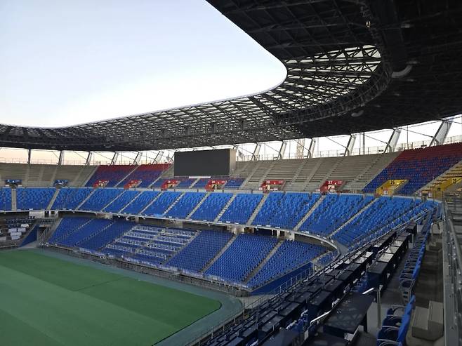 3층 관중석에 빨간색과 파란색 그러데이션 방식의 관중석이 설치되고 있는 울산문수축구경기장. 사진=파란문수 지키기 비상대책위원회