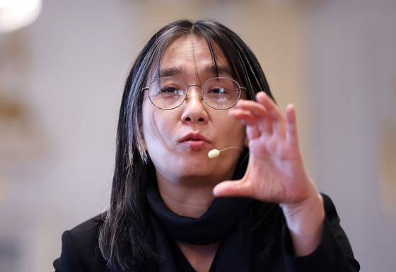 한강 작가가 지난달 6일(현지시간) 스톡홀름 스웨덴 아카데미(스웨덴 한림원)에서 기자회견을 하고 있다. 뉴스1