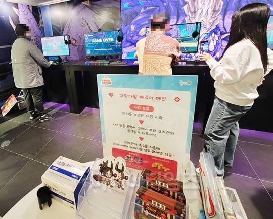 던파 팝업 스토어 '스노우메이지 인 강남' 2층에서 운영중인 '파핑파핑 애쥬어 메인' 부스. 사진 촬영 : 이동근 기자