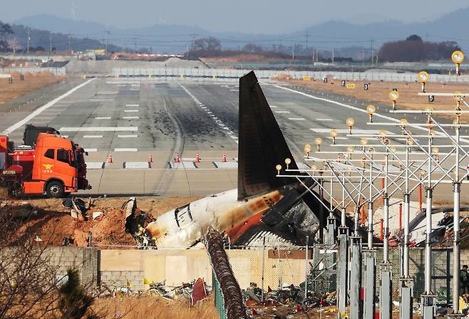 지난해 12월 30일 전남 무안군 무안국제공항 활주로에 전날 동체 착륙을 시도하다 충돌 후 폭발한 제주항공 여객기의 흔적과 잔해가 남아 있다. 연합뉴스