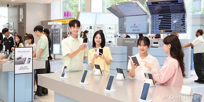 갤럭시 Z폴드·플립7 시리즈를 전시 중인 삼성스토어 홍대. /사진=뉴시스