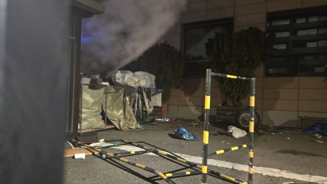 19일 오전 한 윤석열 대통령 지지자가 자체 바리케이트를 치고 경찰을 향해 소화기를 뿌리고 있다. 이승령 기자