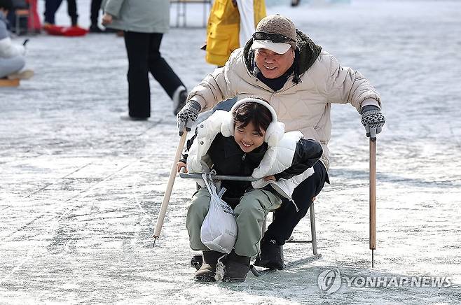빙판위에서 즐기는 주말 (안동=연합뉴스) 윤관식 기자 = 19일 오후 경북 안동시 남후면 광음리 미천에서 열린 '암산얼음축제'에서 관광객들이 빙판위에서 썰매를 타며 즐거운 시간을 보내고 있다. 2025.1.19 psik@yna.co.kr