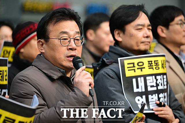 규탄 발언하는 박종현 한국기자협회장(왼쪽)과 윤창현 전국언론노동조합 위원장.