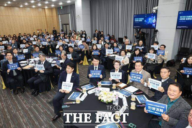 20일 수원시청에서 ‘위기의 민생경제 대전환 토론회’가 열리고 있다./수원시