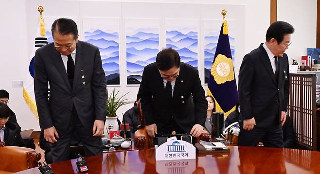 우원식 국회의장(가운데)이 서울 여의도 국회에서 권영세 국민의힘 비상대책위원장(왼쪽), 이재명 더불어민주당 대표와 회동하기 위해 자리로 향하고 있다. /뉴스1