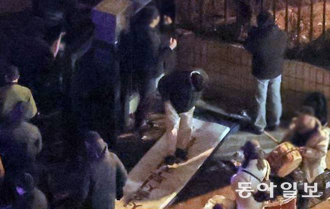 윤석열 대통령 구속영장 발부 소식에 흥분한 시위대가 서울서부지법의 현판을 짓밟고 있다.박형기 기자 oneshot@donga.com