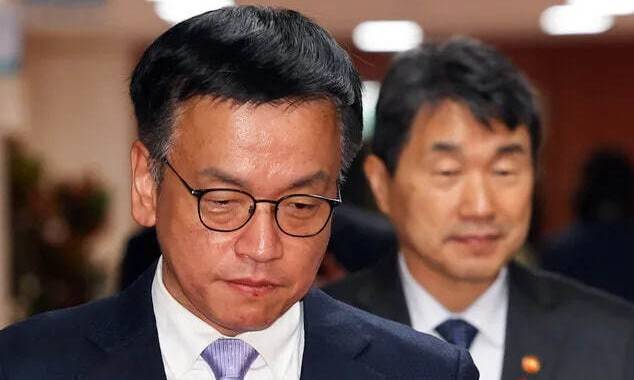 최상목 대통령 권한대행 부총리 겸 기획재정부 장관(왼쪽)이 지난 7일 서울 종로구 정부서울청사에서 열린 국무회의에 참석하고 있다. 연합뉴스