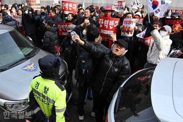 서울 마포구 서울서부지방법원에서 18일 '내란 우두머리' 혐의를 받는 윤석열 대통령이 구속 전 피의자 심문(영장실질심사)을 받고 있는 가운데 지지자들이 법원 담장 너머로 시위를 하고 있다. 박시몬 기자