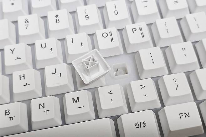 멤브레인 키보드는 액체를 제외하면 구조상 기기 내부로 이물질이 유입되기 어려운 구조입니다. 그러나 장시간 깨끗하게 사용하려면 주기적인 청소가 필요합니다 / 출처=IT동아