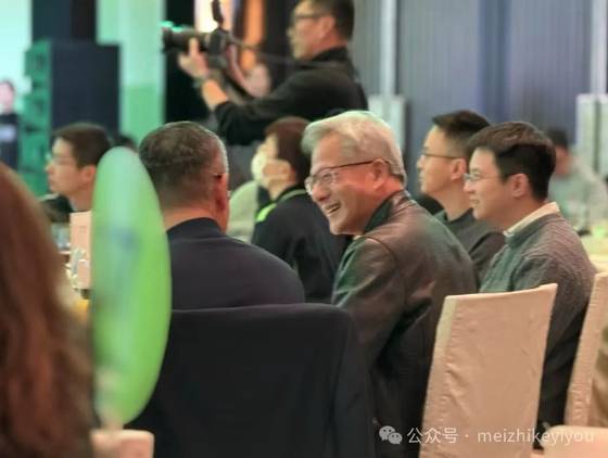 19일 베이징 페닌슐라 호텔에서 열린 엔비디아 베이징 지사의 음력설 행사에 참석한 젠슨 황 엔비디아 최고경영자(CEO)가 환담하고 있다. 황 CEO의 오른쪽에 앉은 인물이 중국 대표 휴머노이드 기업 갤봇(Galbot·銀河通用)의 창업자 왕허(33) 베이징대 교수다. 웨이신 캡처