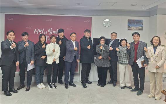 안기영 국민의힘 양주시 당협위원장, 김정민 양주부시장 등이 20일 양주시를 방문한 서울시 김태명 교통기획관 등과 면담하고, 서울 704번 버스 대체노선으로 투입된 양주 37번 버스 종점문제에 합의한 뒤 기념촬영을 하고 있다. 국민의힘 양주시당협 제공