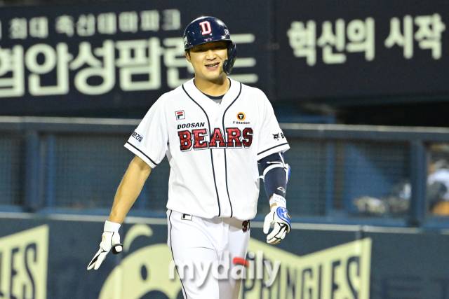 2024년 4월 11일 오후 서울 잠실야구장에서 진행된 '2024 신한 SOL 뱅크 KBO 리그' 한화-두산의 경기. 두산 김대한이 5회말 2사 1루에서 류현진을 상대로 끈질기게 파울을 때린 뒤 아쉬워 하고 있다./마이데일리