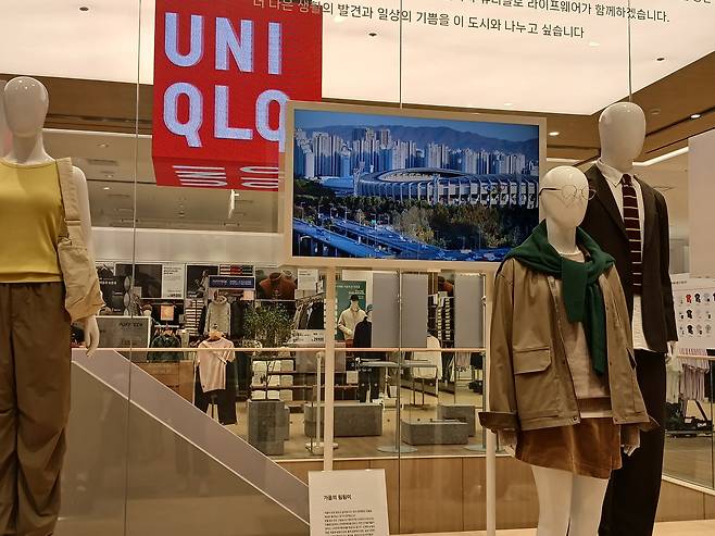 서울 잠실에 문을 연 국내 최대 규모 유니클로 매장 디스플레이존에는 잠실의 계절을 담아 특별히 제작한 영상이 송출되고 있다. 김희량 기자
