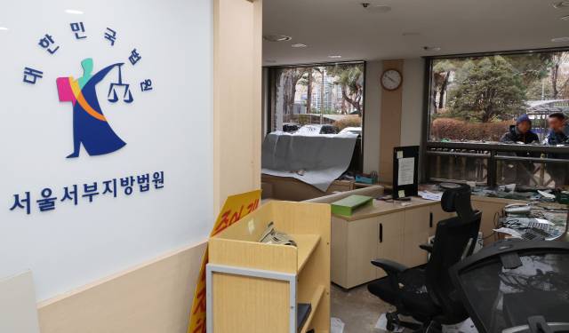 ▲윤석열 대통령이 내란 우두머리 혐의로 구속되자 일부 윤 대통령 지지자들이 서울서부지방법원 내부로 난입해 불법폭력사태를 일으킨 19일 오후 서부지법 내부가 파손돼 있다. ⓒ연합뉴스