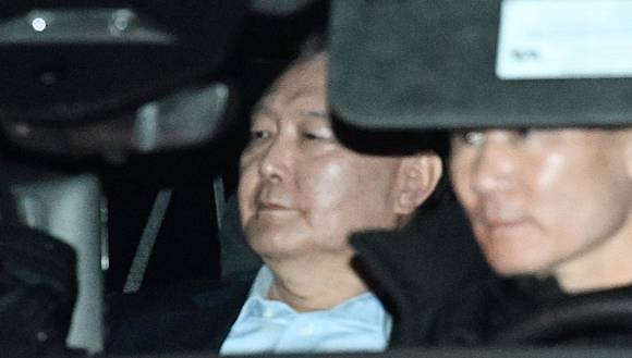 내란 우두머리 혐의로 고위공직자범죄수사처에 체포된 윤석열 대통령이 15일 오후 경기 과천시 공수처에서 조사를 마치고 서울구치소로 이동하고 있다. 연합뉴스
