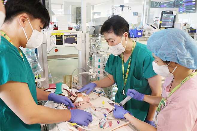 이병섭(가운데)·정의석(왼쪽) 서울아산병원 신생아과 교수가 신생아중환자실에서 진료보고 있다. 사진 = 서울아산병원 제공