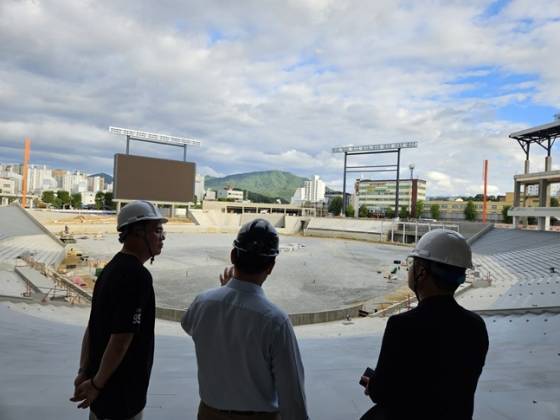허구연 KBO 총재(오른쪽)가 지난해 9월 28일 대전 신축구장 현장을 방문해 점검하고 있다. /사진=KBO 제공