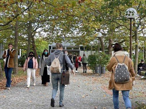 독일 베를린자유대 캠퍼스 (베를린=연합뉴스) 이 율 특파원 = 독일 베를린자유대 캠퍼스에서 18일(현지시간) 학생들이 교정을 거닐고 있다. 2021.10.19