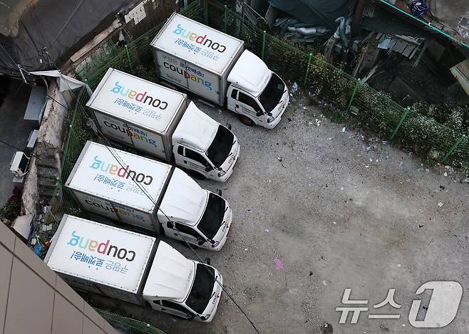 서울 시내의 주차장에 쿠팡 배송트럭이 주차돼 있다. ⓒ News1 이동해 기자
