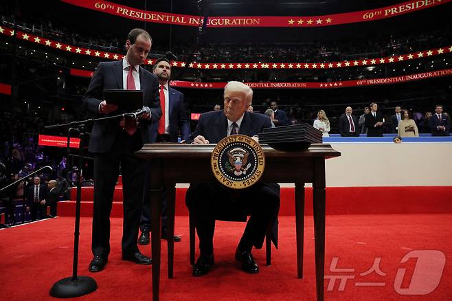 도널드 트럼프 미국 대통령이 20일(현지시간) 워싱턴 '캐피털원아레나'에서 열린 취임식 축하 집회에서 행정명령에 서명하고 있다. 2025.01.20 ⓒ 로이터=뉴스1 ⓒ News1 최종일 기자