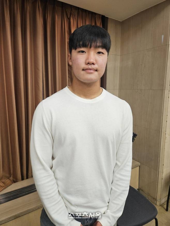 한화 정우주가 25일 한국프레스센터에서 열린 2024 퓨처스 스타대상 시상식에서 야구부문 대상을 수상한 후 포즈를 취했다. 프레스센터 | 김동영 기자 raining99@sportsseoul.com