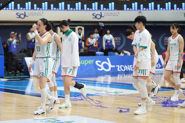 고개 숙인 하나은행 선수들. 사진┃WKBL
