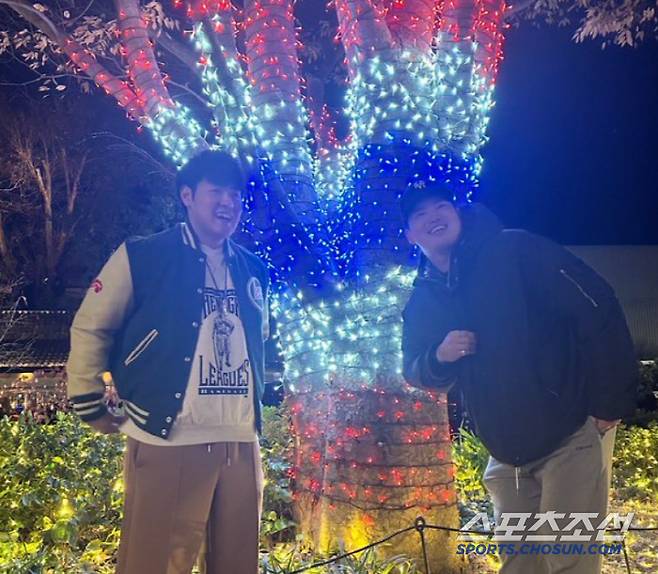 LA 다저스 모자를 쓴 무라카미는 지난 연말 오카모토와 크리스마스트리 앞에서 찍은 사진을 개인 SNS에 올렸다. 사진캡처=무라카미 무네타카 SNS