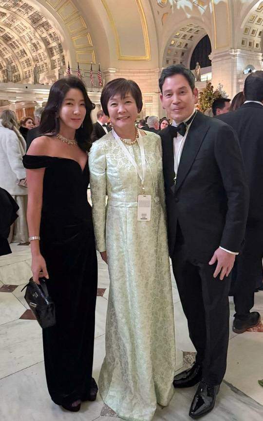 신세계그룹 정용진 회장(오른쪽)과 부인 한지희씨(왼쪽)가 20일 저녁(현지시간)에 열린 스타라이트 무도회에서 일본 아베 신조 전(前)총리의 부인 아베 아키에 여사(가운데)와 함께 만나 기념사진을 찍고 있다. 신세계그룹 제공