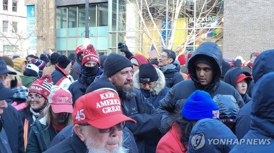 도널드 트럼프 미국 대통령 당선인이 취임한 20일(현지시간) 트럼프 지지자들이 미국 워싱턴DC에서 취임식을 생중계하는 '캐피털 원 아레나' 경기장에 입장하려고 줄을 서서 기다리고 있다. 연합뉴스