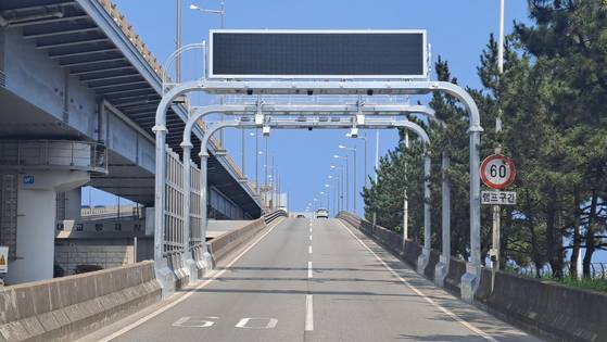 오는 2월 1일부터 광안대교에 적용되는 스마트톨링 시스템으로 주행 중인 차량번호를 인식해 자동으로 통행요금을 부과한다. 사진 부산시