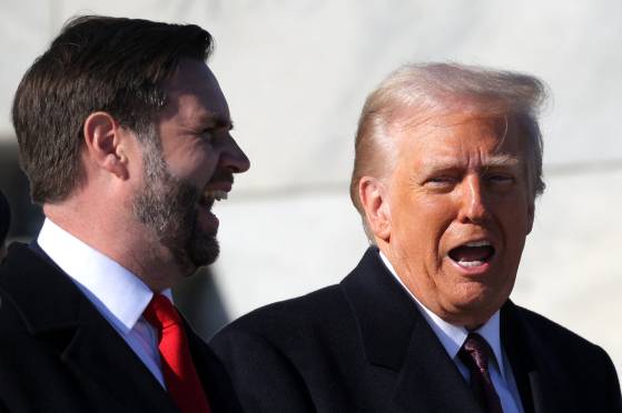 미국 도널드 트럼프(오른쪽) 대통령과 JD 밴스 부통령이 20일(현지시간) 미국 워싱턴 DC 의사당 내 중앙홀(로툰다)에서 열린 취임식 행사를 마친 뒤 의사당 건물을 떠나며 얘기를 나누고 있다. 로이터=연합뉴스