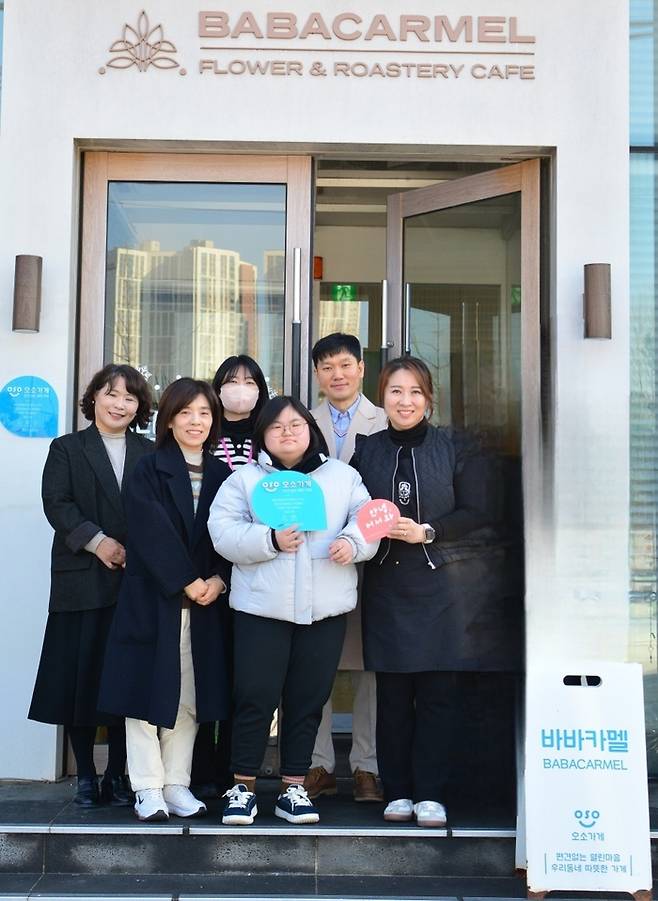 지난 17일 경기 안산시의 커피숍 ‘바바카멜’ 앞에서 황은지양(가운데)과 이애련 바바카멜 대표(오른쪽 첫번째), 류경미 꿈꾸는 느림보 대표(왼쪽 두번째), 안산시 관계자 등이 기념퐐영을 하고 있다. 안산시 제공