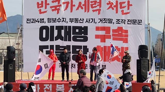 국민의힘 소속 경남 김해시의원 2명이 윤석열 대통령의 구속 이후 창원에서 열린 탄핵 반대 집회에서 서울서부지법 폭력 사태를 두둔하고 김해에 ‘빨갱이’가 많다는 취지의 발언을 해 논란이 이어지고 있다. 지난 19일 열린 집회 모습. 이미애 김해시의원 페이스북 캡처