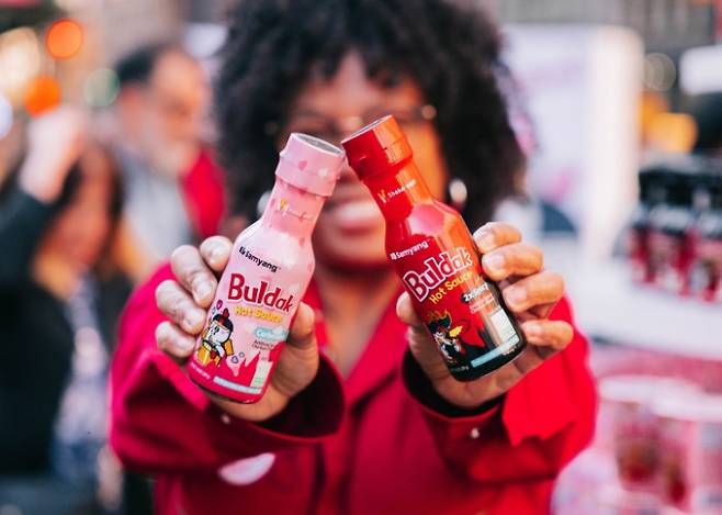 삼양식품이 지난해 3분기 연결기준 누적 매출 1조2491억원, 영업이익 2569억원을 기록, 3분기 누적만으로 전년 연매출 1조1929억원을 뛰어넘었다. 삼양식품은 2024년 연결 기준 해외 매출과 불닭 브랜드 매출 1조원을 각각 돌파할 전망이다. /사진=삼양식품