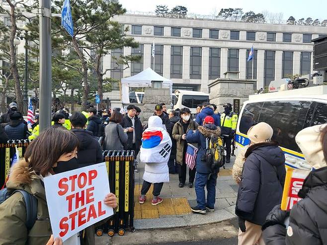 윤석열 대통령 탄핵 심판 변론이 진행되기 전인 21일 오전 서울 종로구 헌법재판소 앞에 지지자들이 나와 있다.ⓒ데일리안 허찬영 기자