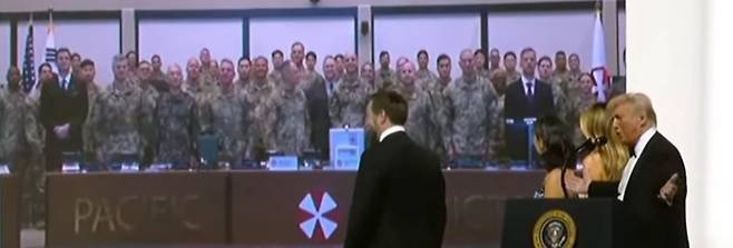 도널드 트럼프 미국 대통령(오른쪽)이 20일(현지 시간) 취임 행사로 열린 군 장병과의 무도회에서 주한미군 평택 미군기지(캠프 험프리스) 장병들과 영상통화를 하고 있다. 트럼프 대통령은 통화에서 “김정은(북한 국무위원장)은 어떻게 하고 있느냐”며 “나는 그와 매우 좋은 관계로 발전시켰지만 그는 터프한 녀석(cookie)”이라고 했다. 유튜브 캡처