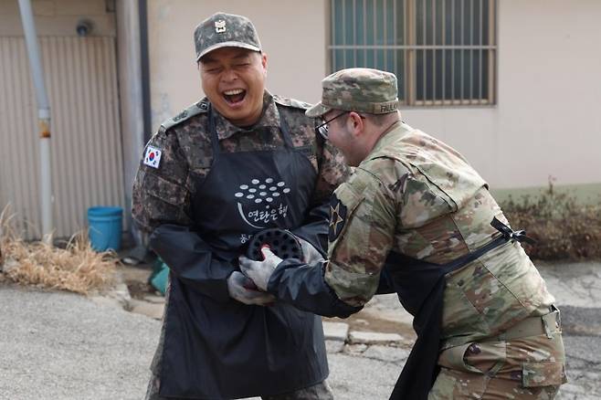 육군 제5보병사단과 미2사단/한미연합사단 예하 210포병여단 장병들이 22일 경기 동두천시 상패동 일원에서 연탄배달 봉사활동을 하고 있다. 사진=육군 제공
