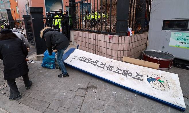 지난 19일 새벽 3시에 서울 마포구 서울서부지방법원에서 윤석열 대통령 구속영장을 발부한 뒤 이날 오전 윤 대통령 과격 지지자들에 의해 부서진 서부지법 모습. 정용일 선임기자 yongil@hani.co.kr