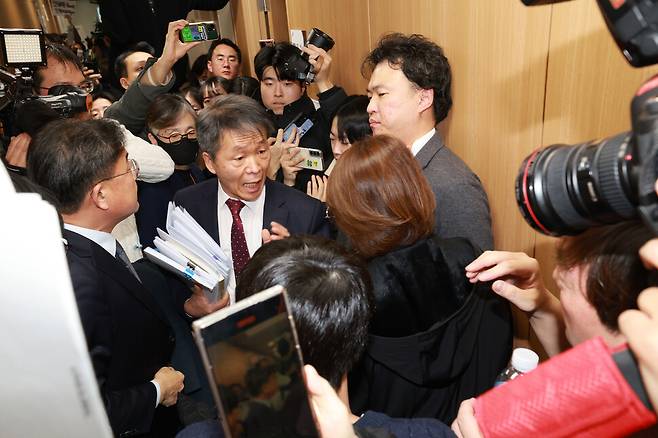 전국공무원노동조합 국가인권위원회지부 조합원들과 전국장애인차별철폐연대 등 시민사회단체 활동가들이 2025년 1월13일 국가인권위원회 전원위원회가 열리는 서울 중구 국가인권위원회 복도에서 김용원 상임위원(가운데)에게 사퇴를 촉구하고 있다. 한겨레 정용일 선임기자