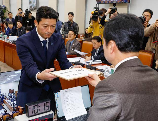 국회에서 22일 열린 윤석열 정부의 비상계엄 선포를 통한 내란 혐의 진상규명 국정조사 1차 청문회에서 안규백 위원장이 윤석열 대통령 등에 대한 동행명령장을 발부하고 있다. 뉴스1