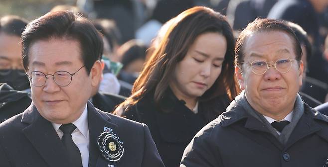 권영세 국민의힘 비상대책위원장과 이재명 더불어민주당 대표가 3일 오전 서울 여의도 국회에서 열린 김수한 전 국회의장 국회장 영결식에 참석해 있다. 연합뉴스