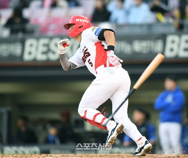 KIA 김도영이 광주-기아 챔피언스 필드에서 열린 삼성과 2024 KBO 한국시리즈 1차전에서 7회말 1타점 적시타를 치고 있다. 광주 | 최승섭기자 thunder@sportsseoul.com