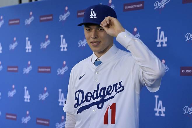 Jan 22, 2025; Los Angeles, CA, USA; Los Angeles Dodgers pitcher Roki Sasaki (11) during an introductory press conference at Dodger Stadium. Mandatory Credit: Jayne Kamin-Oncea-Imagn Images
<저작권자(c) 연합뉴스, 무단 전재-재배포, AI 학습 및 활용 금지>