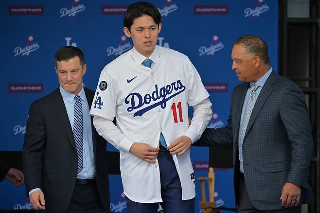 Jan 22, 2025; Los Angeles, CA, USA; Andrew Friedman, President of baseball operations and manager Dave Roberts assist Los Angeles Dodgers pitcher Roki Sasaki (11) during a press conference at Dodger Stadium. Mandatory Credit: Jayne Kamin-Oncea-Imagn Images
<저작권자(c) 연합뉴스, 무단 전재-재배포, AI 학습 및 활용 금지>