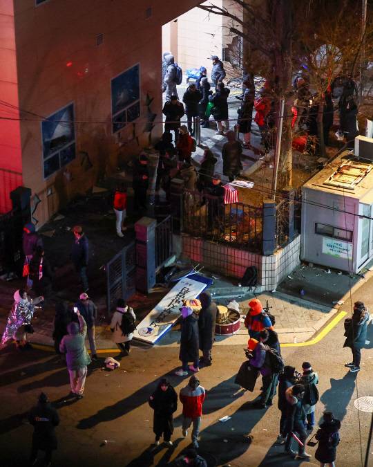 지난 1월19일 '12·3 비상계엄' 내란수괴·직권남용 혐의로 체포된 윤석열 대통령에 대한 구속영장이 발부된 새벽 서울 마포구 서울서부지방법원 후문에서 윤 대통령 지지자들이 경내로 진입하고 있다. 이들은 이날 오전 3시쯤 영장실질심사를 담당한 서부지법의 윤 대통령 구속영장 발부 소식이 전해지자 극도로 흥분해 법원 후문에서 경찰 저지를 뚫고 난입해 초유의 '법원 폭동'을 일으켰다.<연합뉴스 사진>